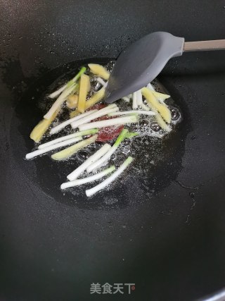 葱姜炒鱿鱼步骤5
