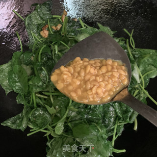 黄豆酱炒番薯叶步骤6