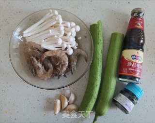 鲜虾丝瓜白玉菇步骤1