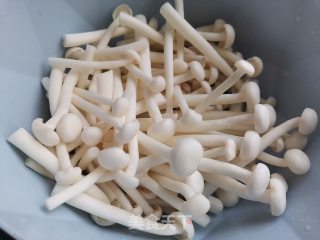 鲜虾丝瓜白玉菇步骤3