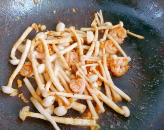 鲜虾丝瓜白玉菇步骤8