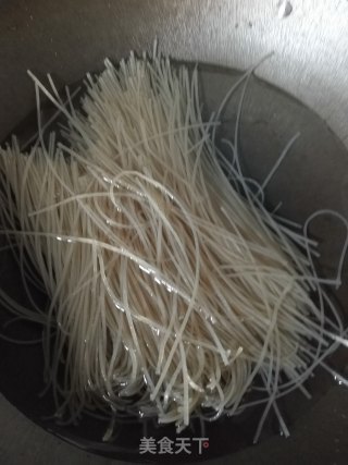 包菜炒粉条步骤2