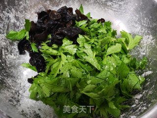 蒸木耳芹菜叶步骤3