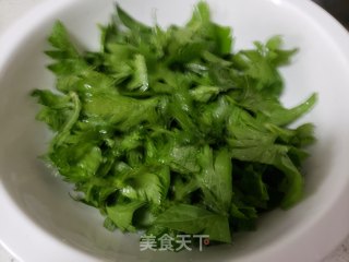 蒸木耳芹菜叶步骤2