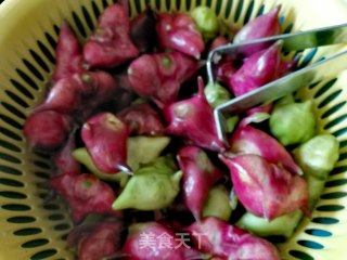 减肥塑身5分钟快手菜，炒菱角步骤1