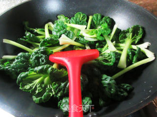 鱼豆腐炒塔苦菜步骤5