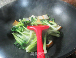 鱼豆腐炒塔苦菜步骤7