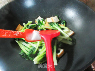 鱼豆腐炒塔苦菜步骤8