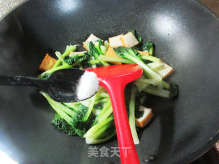 鱼豆腐炒塔苦菜步骤9