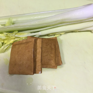 肉片香干炒西芹步骤1