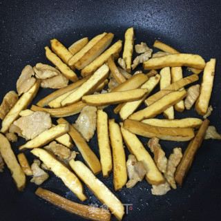 肉片香干炒西芹步骤6
