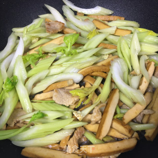 肉片香干炒西芹步骤7