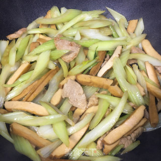 肉片香干炒西芹步骤8