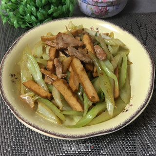 肉片香干炒西芹步骤10