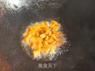 彩蔬炒四丁步骤3