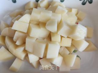 彩蔬炒四丁步骤2
