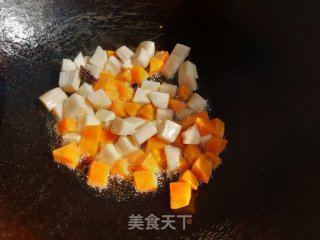 彩蔬炒四丁步骤4