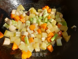 彩蔬炒四丁步骤6