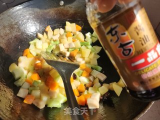 彩蔬炒四丁步骤7