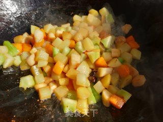 彩蔬炒四丁步骤8