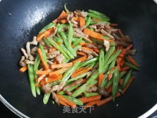 豆角胡萝卜炒肉丝步骤5