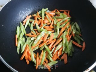豆角胡萝卜炒肉丝步骤4