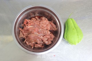 牛肉炒佛手瓜步骤1