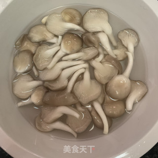 平菇蒸鸡腿步骤1