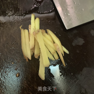 平菇蒸鸡腿步骤2