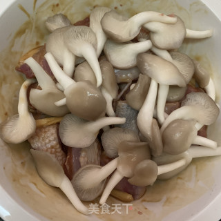 平菇蒸鸡腿步骤6