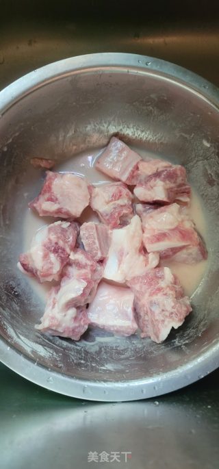 酸梅排骨步骤1