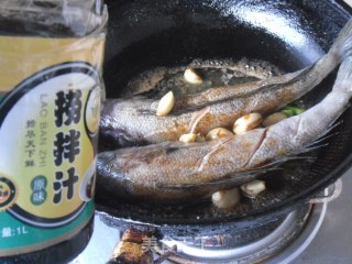 捞汁蒜烧鱼步骤4