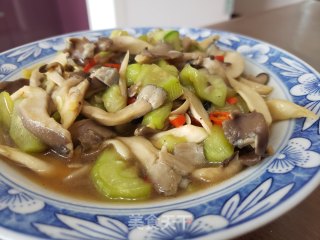 丝瓜炒蘑菇步骤6