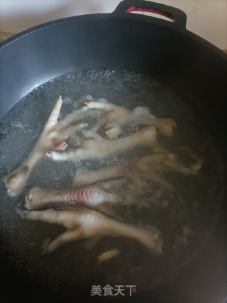 鸡爪烧花生步骤1