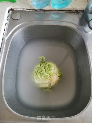 炝爆圆白菜步骤1