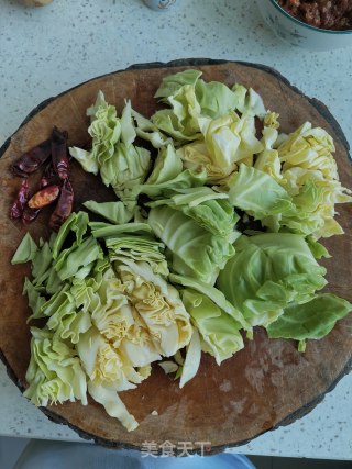 炝爆圆白菜步骤2