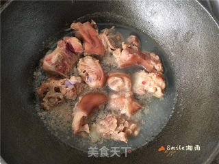 枣香黑豆炖猪蹄步骤1