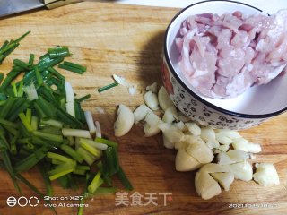 胡萝卜片莲藕炒肉丝步骤1