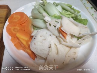胡萝卜片莲藕炒肉丝步骤2