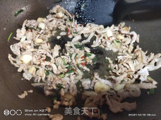胡萝卜片莲藕炒肉丝步骤3