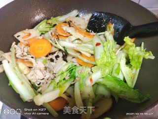 胡萝卜片莲藕炒肉丝步骤5