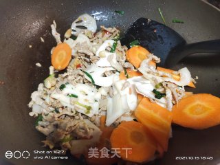 胡萝卜片莲藕炒肉丝步骤4