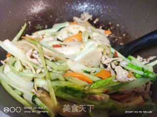 胡萝卜片莲藕炒肉丝步骤7