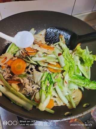 胡萝卜片莲藕炒肉丝步骤6