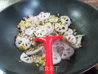 咸菜肉末炒莲藕步骤7