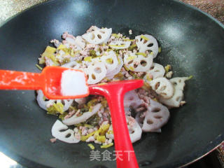 咸菜肉末炒莲藕步骤8