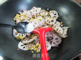 咸菜肉末炒莲藕步骤9