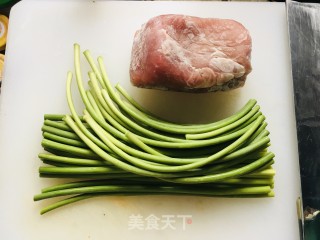 生炒肉丝蒜苔步骤1