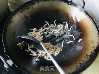 生炒肉丝蒜苔步骤5
