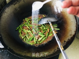 生炒肉丝蒜苔步骤8